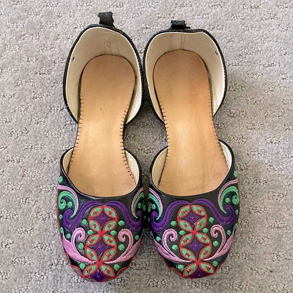 🔴 Handmade Moroccan embroidered leather flats, size 6.5.